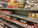 Regály v supermarketu Albert v praských Stodlkách (26. února 2020)
