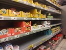 Regály v supermarketu Albert v praských Stodlkách (26. února 2020)