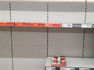 Regály v supermarketu Lidl v mstské ásti Praha 5 (26. února 2020)