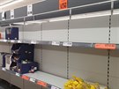 Regály v supermarketu Lidl v mstské ásti Praha 5 (26. února 2020)