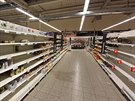Regály v supermarketu Globus v praském Zliín (26. února 2020)