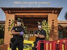 Španělští policisté hlídají před hotelem v letovisku Adeje na jihu Tenerife,...
