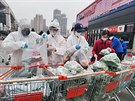 Dobrovolníci tídí objednávky potravin v ínském Wu-chanu. (24. února 2020)