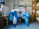 Zdravotníci nemocnice Červeného kříže ve Wu-chanu si přípravné místnosti...