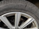 Neznámý pachatel ostrým pedmtem poniil pneumatiky tí desítek aut.