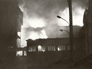 Dm, ze a plameny pozorovali obyvatel Brna i ze vzdlench ulic. Mnoho...