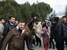 Skupina uprchlík míí k hranici s eckem u tureckého msta Edirne. (28. února...