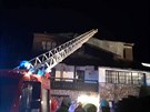 Silný noční vítr poškodil střechu domu ve Strážném na Královéhradecku (24....