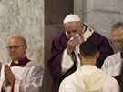 Papež František v lehké indispozici během Popeleční středy (26. 2. 2020)