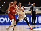 eský basketbalista Lubo Ková (vpravo) brání  Daniela Andrease Mortensena z...