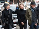 Mikaela Spielbergová (uprostřed) s matkou Kate Capshawovou a otcem Stevenem...