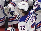 Filip Chytil (72) oslavuje se spoluhri z NY Rangers svou trefu.