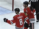 Dominik Kubalík (8) a Jonathan Toews oslavují gól Chicaga.