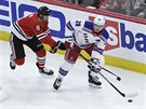 Dominik Kubalík (8) z Chicaga napadá Chrise Kreidera z New York Rangers.