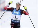 Norská biatlonistka Marte Oslbuová Röiselandová slaví triumf v hromadném závod...