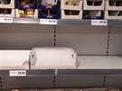 Trvanlivé potraviny zmizely z regál, prodejna Lidl Zbraslav (26. února 2020)