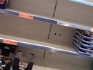 Trvanlivé potraviny zmizely z regál, prodejna Lidl Zbraslav (26. února 2020)