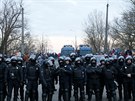 Ukrajintí vojáci a policisté pi nepokojích ped sanatoriem ve mst Novi...