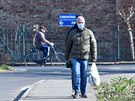 Lidé na ulicích se chrání rouškami. V 11 městech na severu Itálie jsou od pátku...
