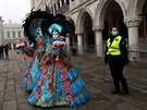 Policistka s rouškou dohlíží na karneval v Benátkách předtím, než byly zrušeny...