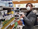 Mu s respirátorem nakupuje zásoby. (23. února 2020)