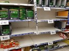 Regály v supermarketu Tesco v Praze (26. února 2020)