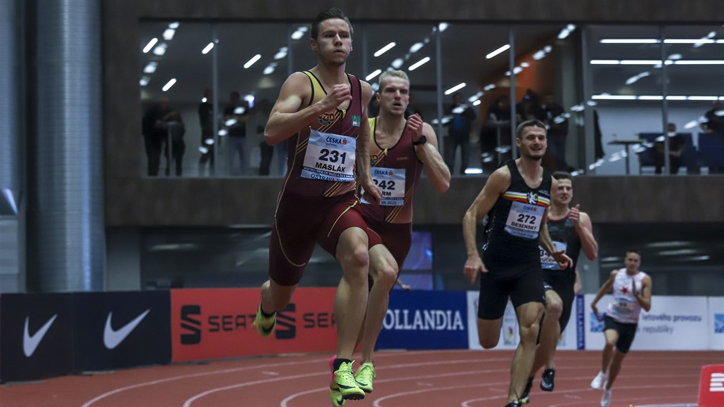 Pavel Maslák (v popředí) běží na Halovém mistrovství ČR v Ostravě.