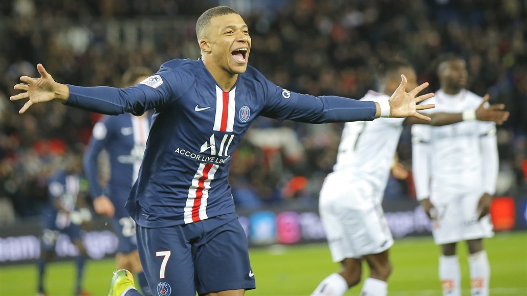 Francouzský hv�zdný úto�ník Kylian Mbappé (PSG) slaví sv�j gól do sít� Dijonu.