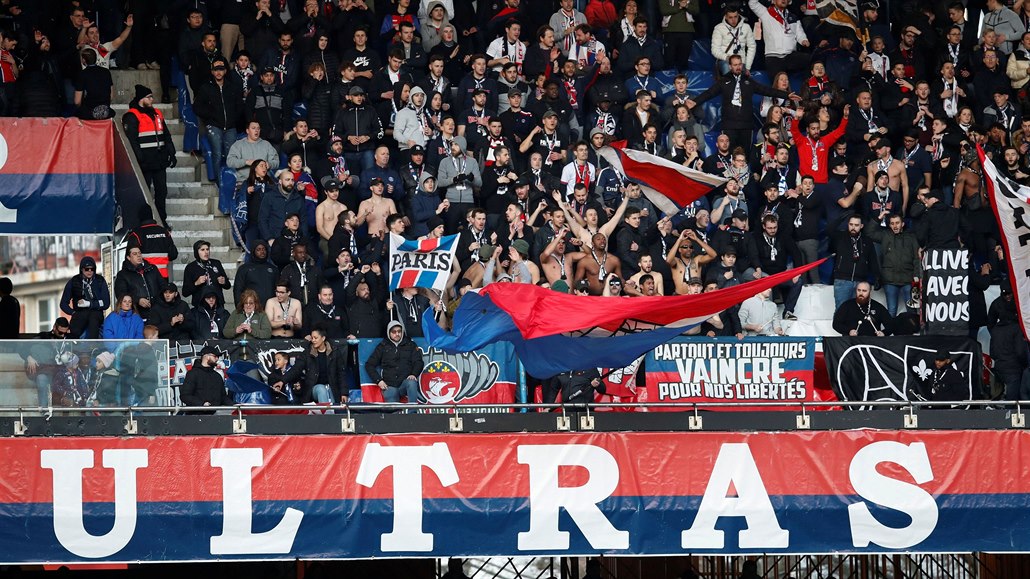 Fanoušci Paříže St. Germain podporují svůj celek během utkání proti Dijonu.