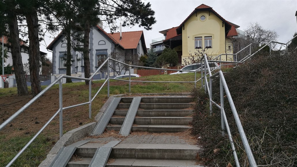 Opravené schodi�t� u zastávky Solidarita