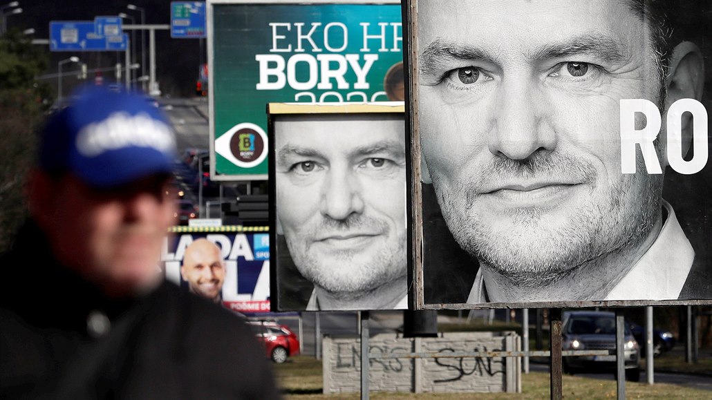 Muž v Bratislavě prochází kolem předvolebních billboardů s portréty lídra...