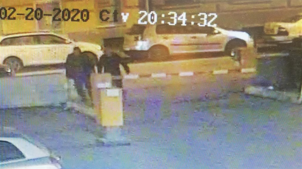 Násilníci na ulici okradli muže, policie hledá pejskaře a dvojici z auta