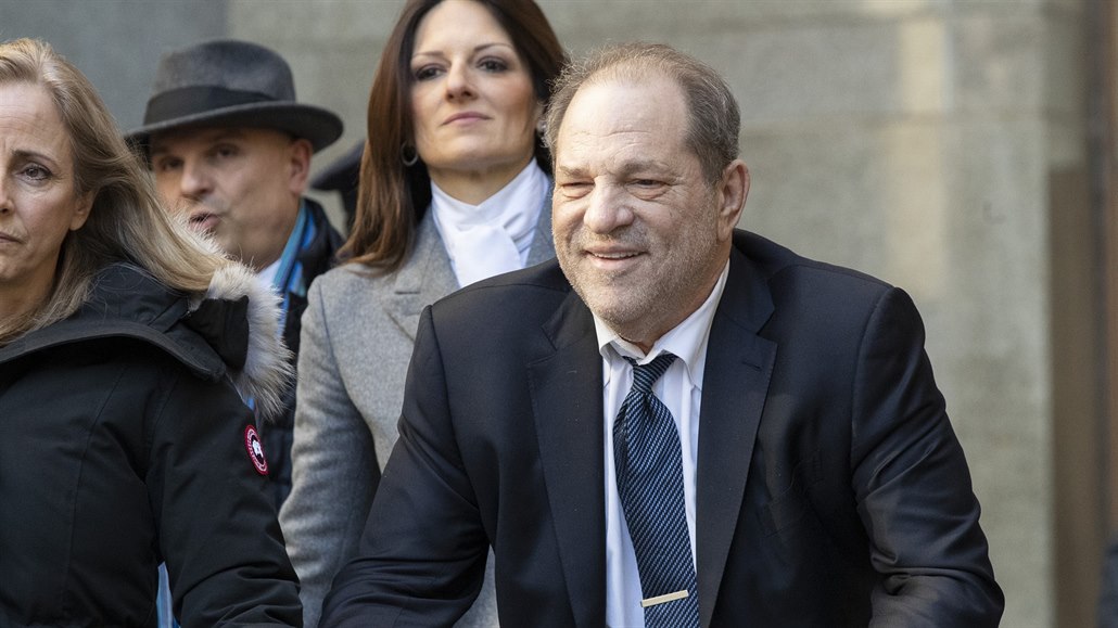 Porota Harveyho Weinsteina odsoudila za znásiln�ní a sexuální napadení. (21....