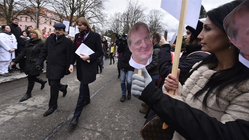 Odvolaného ředitele brodské psychiatrie podpořily před ministrem stovky lidí