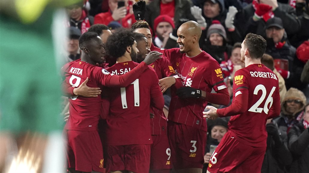 Fotbalisté Liverpoolu se radují z prvního ze tří gólů ve vítězném zápase s West...