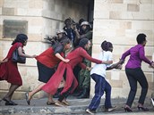AKTUALITA: © Dai Kurokawa, EPA; Ženy utíkají do bezpečí poté, co v keňském...