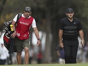 Patrick Reed a jeho caddie Kessler Karain na turnaji World Golf Championship v...