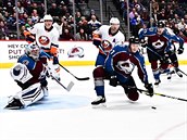 Jordan Eberle (vpravo) z NY Islanders stl na branku coloradskho Pavla...