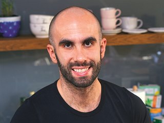 Břicháč Tom si 76 kg udržuje tím, že nezmatkuje a jídlo tolik neřeší.