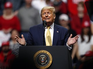 Americký prezident Donald Trump se na předvolebním mítinku v Coloradu...