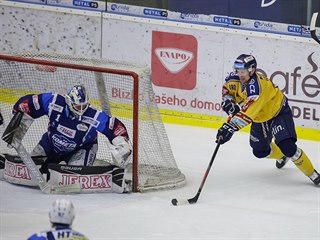 Zlínský Pavel Kubiš (vpravo) vyjíždí s pukem zpoza branky Brna.