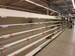 Regály v supermarketu Globus v pražském Zličíně (26. února 2020)