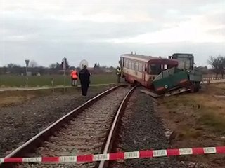 Kamion narazil na Nymbursku do vlaku, zranily se tři děti