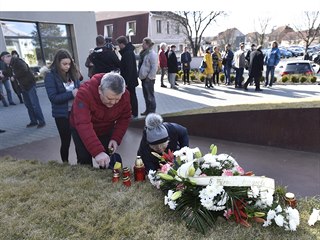 Lidé v Uherském Brodě přicházeli položit květiny a zapálit svíčky na pietním...