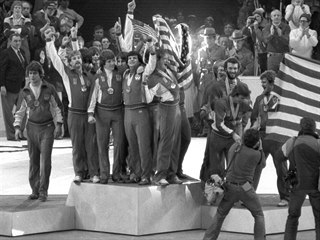 Američtí hokejisté se se zlatými medailemi na krku radují ze senzačního triumfu...
