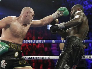 Tyson Fury (vlevo) a Deontay Wilder v boji o pás mistra světa těžké váhy...