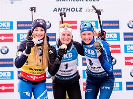 Marte Olsbuová-Röiselandová z Norska (uprostřed) vyhrála hromadný závod žen. Po...