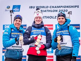 Vítěz hromadného závodu Johannes Bö (uprostřed) z Norska, Quentin Fillon...