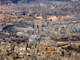 PRVNÍ LET. Historická citadela válkou zmítaného syrského msta Aleppo je vidt...