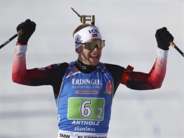 Norský biatlonista Johannes Thingnes Bö se raduje z triumfu v závodě smíšených...
